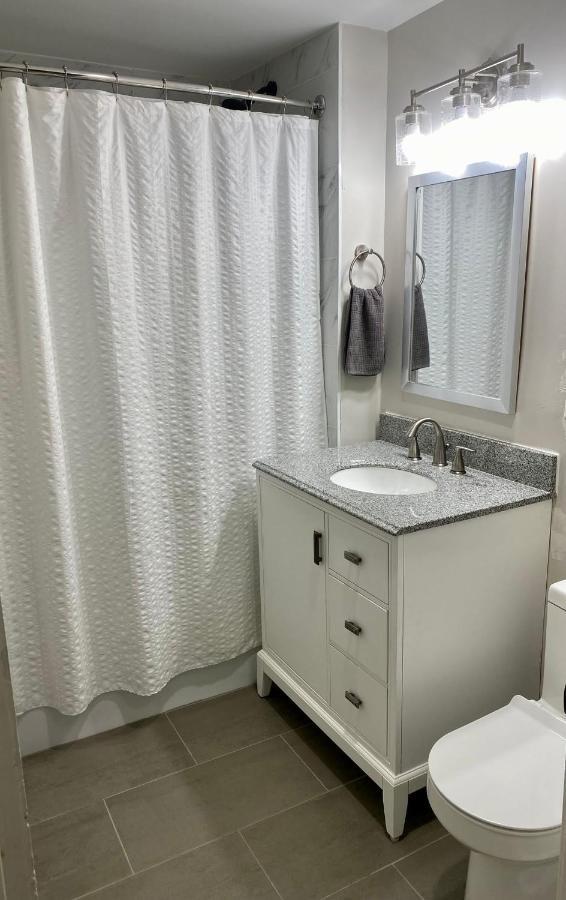 Lincoln Park Apartment With Backyard! Chicago Bagian luar foto