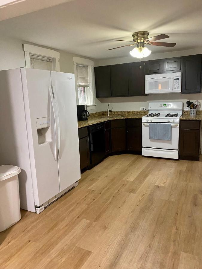 Lincoln Park Apartment With Backyard! Chicago Bagian luar foto