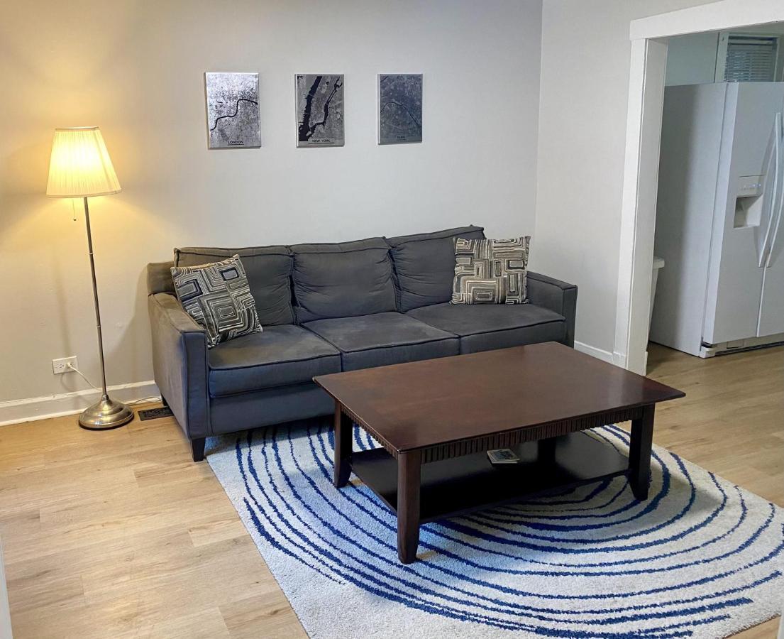Lincoln Park Apartment With Backyard! Chicago Bagian luar foto